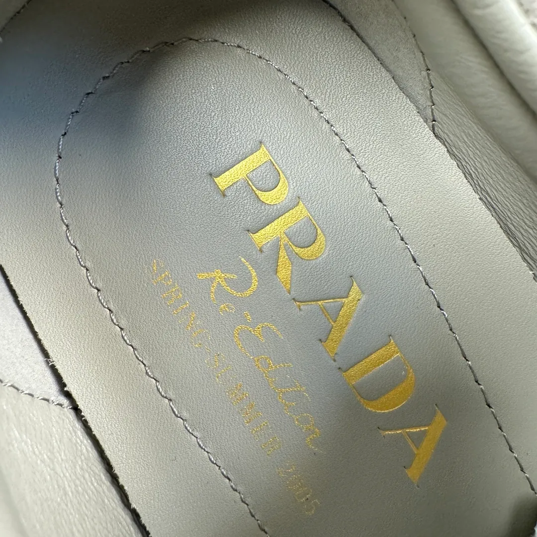 Batch 780 Prada/Prada Montecarlo Re-Edition 2005 Nappa sheepskin/nubuck leather sneakers, men's men's men's shoes for easy shipping! Featuring an antique finish, these sneakers combine style and comfort in a sophisticated and innovative design. The silhouette inspired by driving shoes is soft and flexible, and the deconstructed sole gives it a lightweight look and smooth aesthetic. Prominent top stitching enhances the sporty soul of this hybrid sneaker. It is paired with a lightweight and flexible rubber sole, a visible convex sole pattern embellishment, and a wrapped insole. The whole package! Size: 39-40-41-42-43-44 Leather shoe size Item number: 4E1165 Matte gray